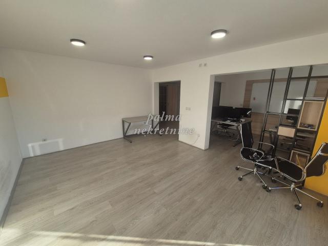 Izdavanje, Poslovni prostor, 300m2 , Centar