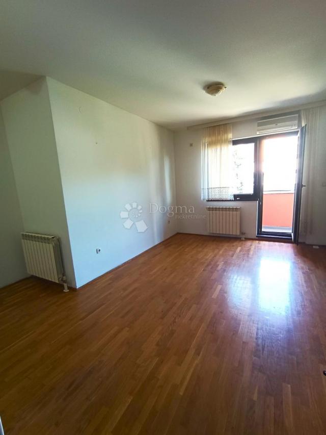 Inđija, na šetalištu, 46 m2