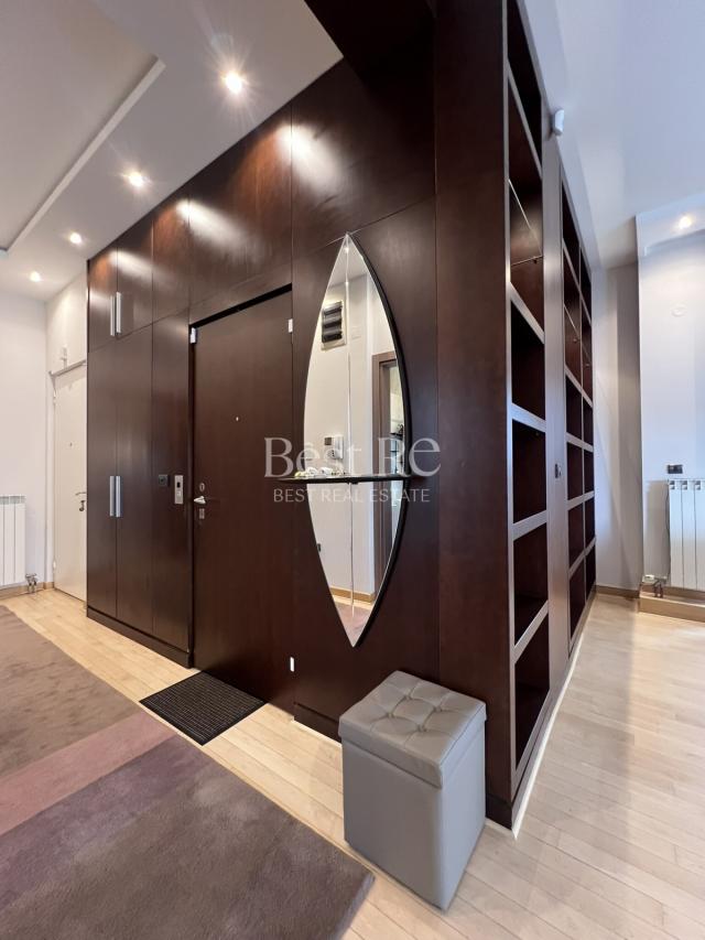 Penthouse sa terasom od 40m2 sa pogledom na Hram