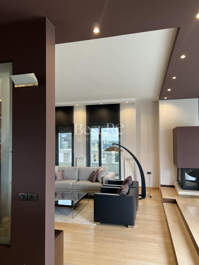 Penthouse sa terasom od 40m2 sa pogledom na Hram