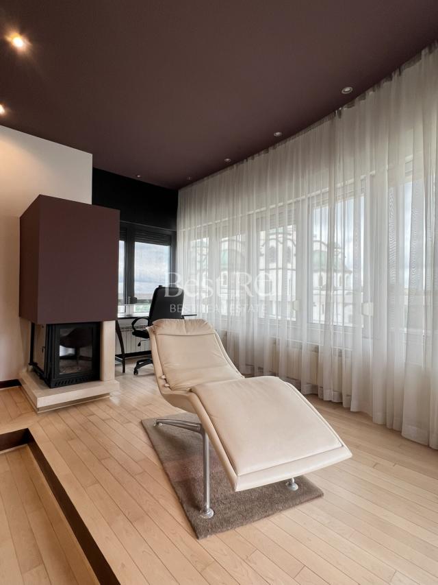Penthouse sa terasom od 40m2 sa pogledom na Hram