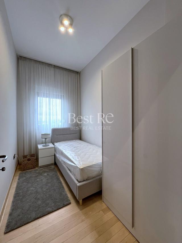 Penthouse sa terasom od 40m2 sa pogledom na Hram