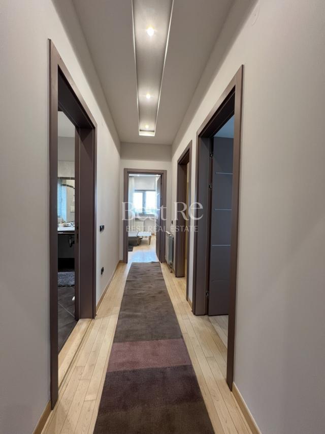 Penthouse sa terasom od 40m2 sa pogledom na Hram