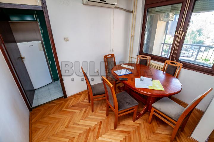 Trosoban stan na Paliluli, drugi sprat, lift, cg