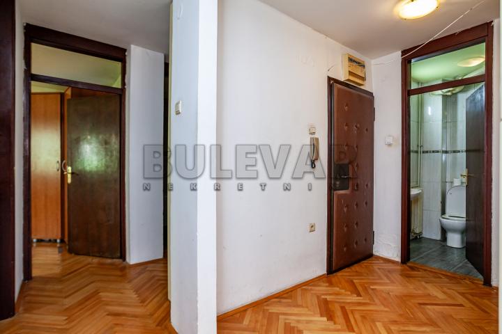 Trosoban stan na Paliluli, drugi sprat, lift, cg