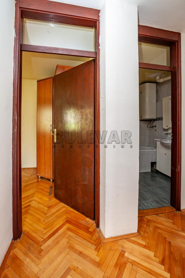 Trosoban stan na Paliluli, drugi sprat, lift, cg