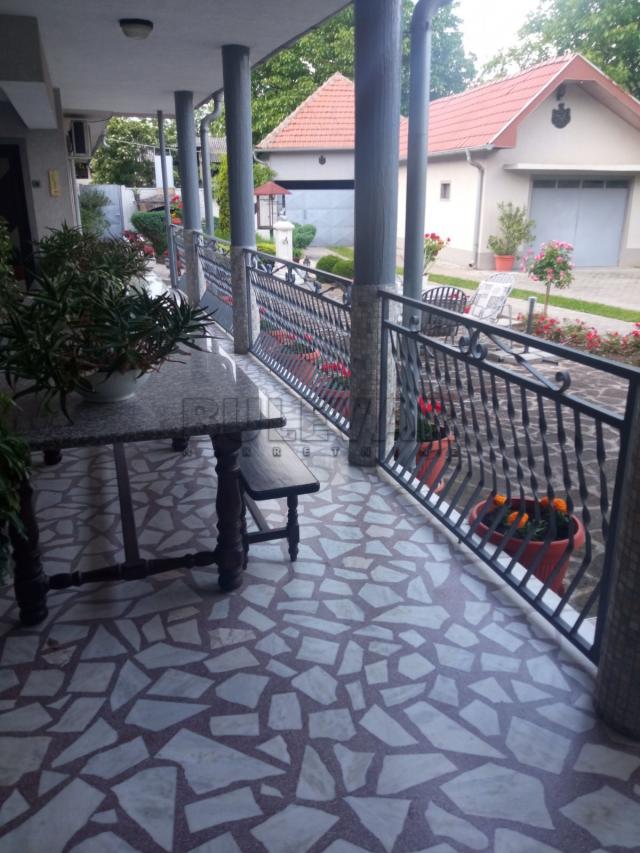 Lux seosko domaćinstvo u selu Markovac, kod Velike Plane, kuća 235 m2, 6 pomoćnih objekata, plac 329