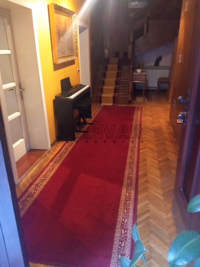 Lux seosko domaćinstvo u selu Markovac, kod Velike Plane, kuća 235 m2, 6 pomoćnih objekata, plac 329