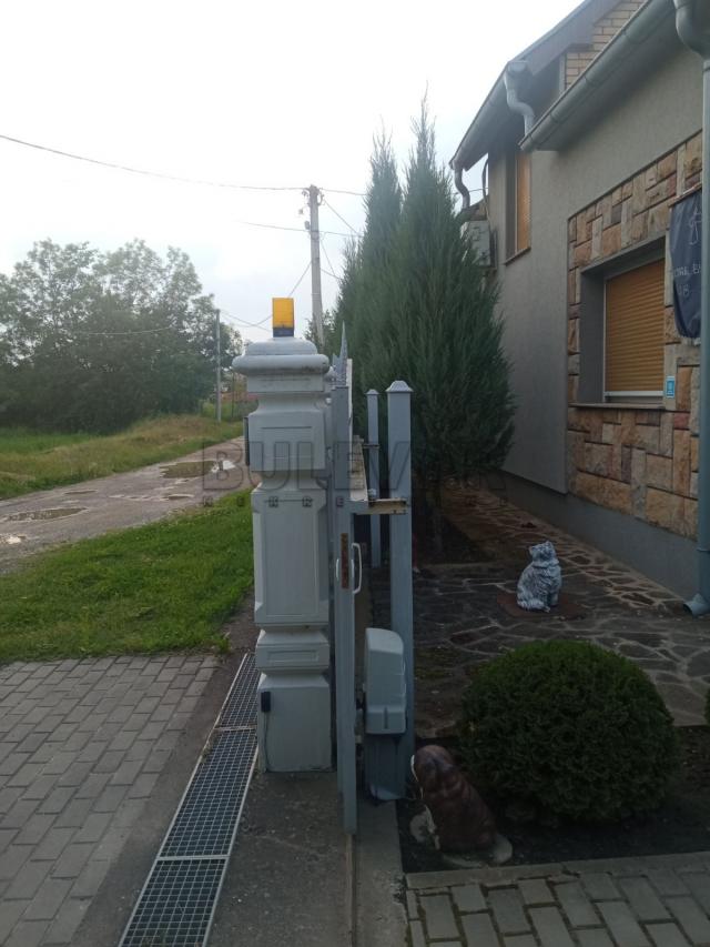 Lux seosko domaćinstvo u selu Markovac, kod Velike Plane, kuća 235 m2, 6 pomoćnih objekata, plac 329