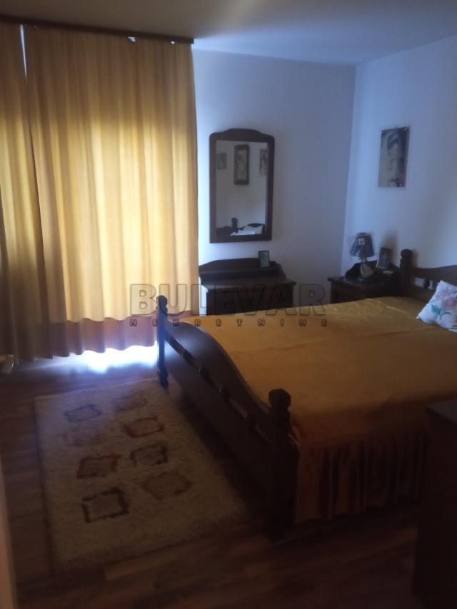 Lux seosko domaćinstvo u selu Markovac, kod Velike Plane, kuća 235 m2, 6 pomoćnih objekata, plac 329
