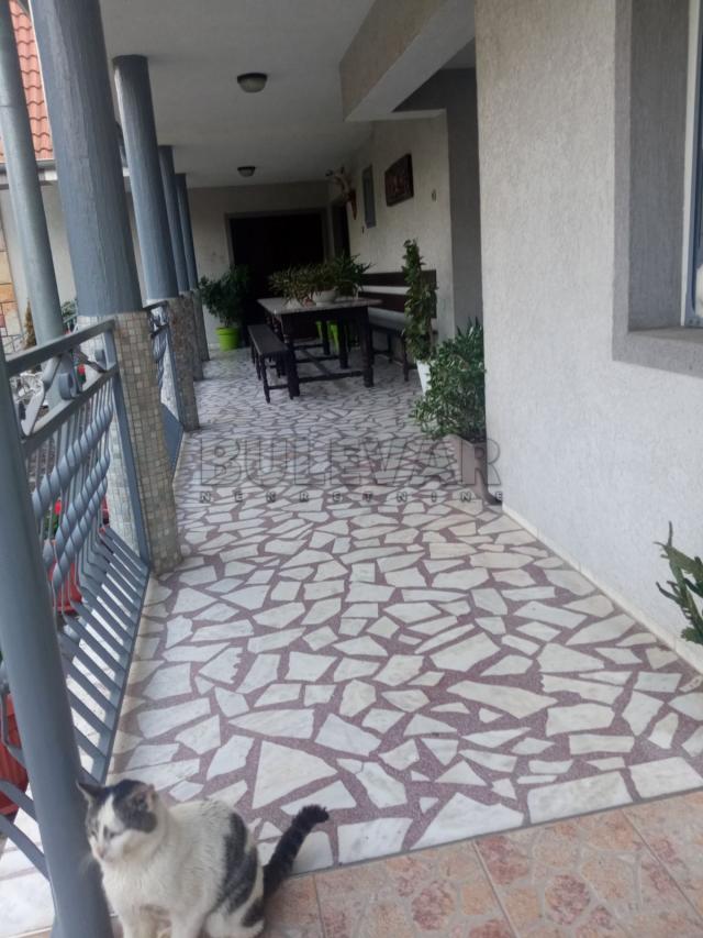 Lux seosko domaćinstvo u selu Markovac, kod Velike Plane, kuća 235 m2, 6 pomoćnih objekata, plac 329