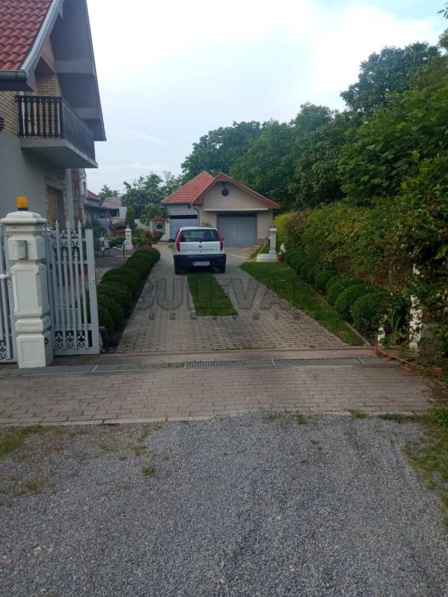 Lux seosko domaćinstvo u selu Markovac, kod Velike Plane, kuća 235 m2, 6 pomoćnih objekata, plac 329