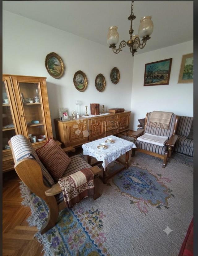 Stara Pazova, centar, 61 m2, terasa, uknjižen