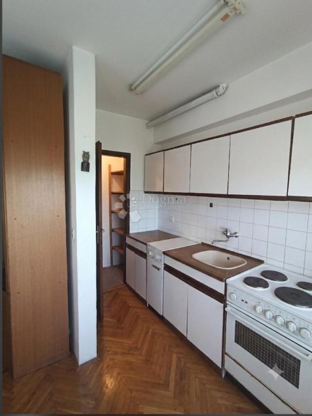Stara Pazova, centar, 61 m2, terasa, uknjižen