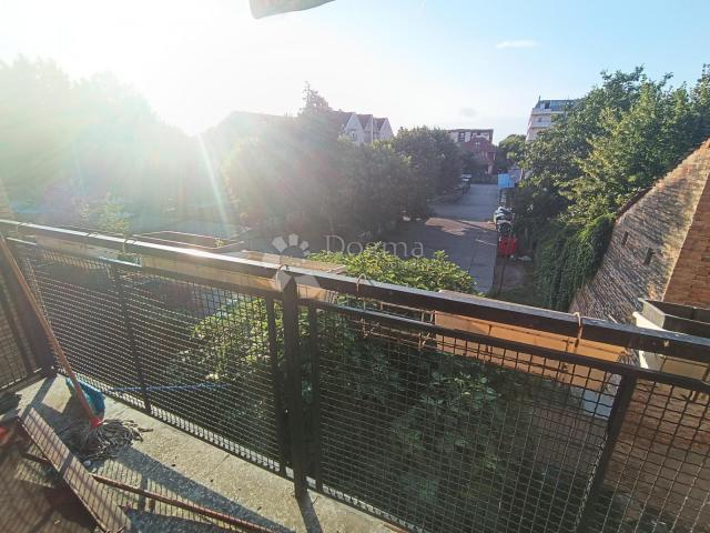 Stara Pazova, centar, 61 m2, terasa, uknjižen
