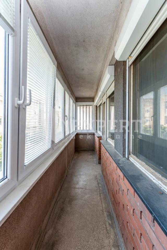 Trosoban stan 82m2, Crveni pevac