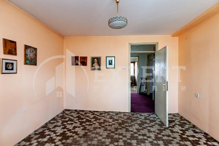 Trosoban stan 82m2, Crveni pevac