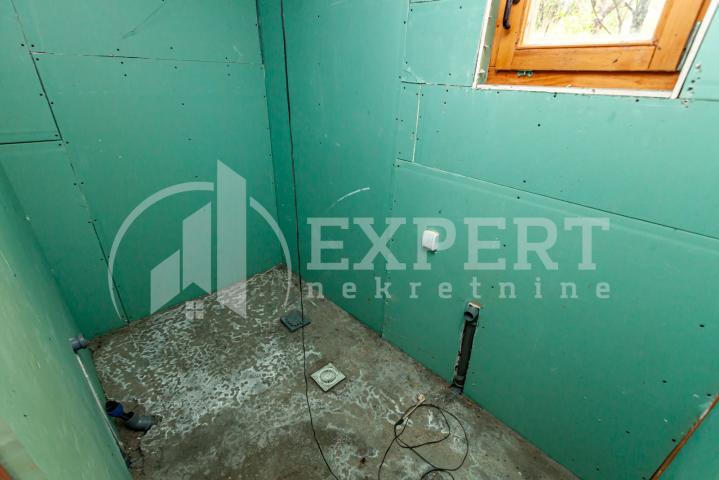 Na prodaju funkcionalna vikendica idealna za ljubitelje prirode i tišine. 