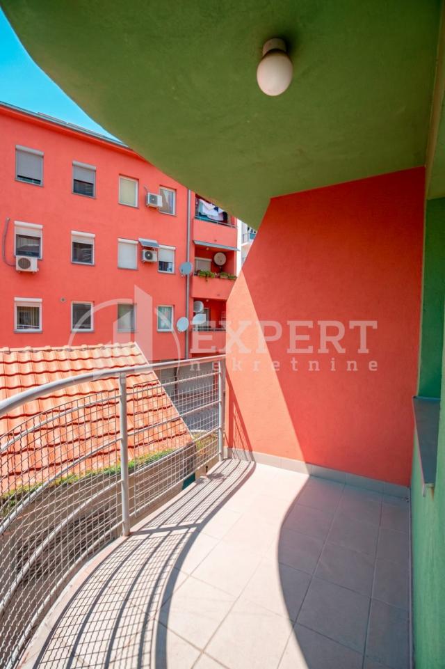 Dvosoban  stan  kod  Doma zdravlja, I  sprat, lift, 54 m2