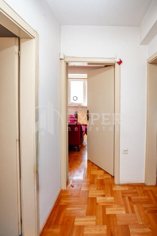 Dvosoban  stan  kod  Doma zdravlja, I  sprat, lift, 54 m2