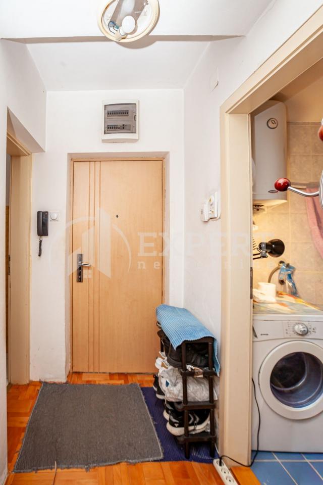 Dvosoban  stan  kod  Doma zdravlja, I  sprat, lift, 54 m2