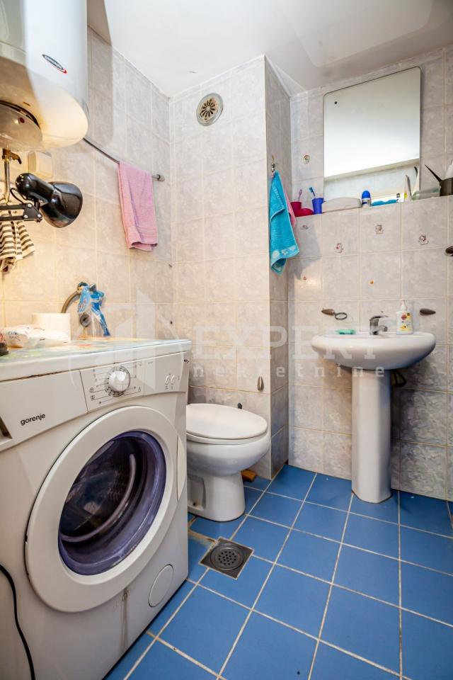 Dvosoban  stan  kod  Doma zdravlja, I  sprat, lift, 54 m2