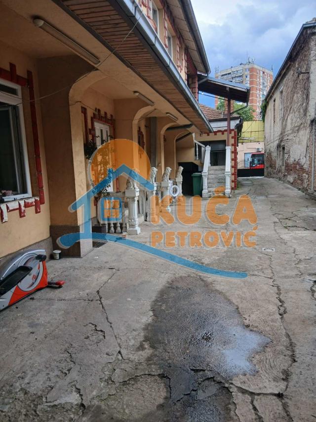 Izdaje se kuća u centru, kod Pravnog fakulteta, 800m2