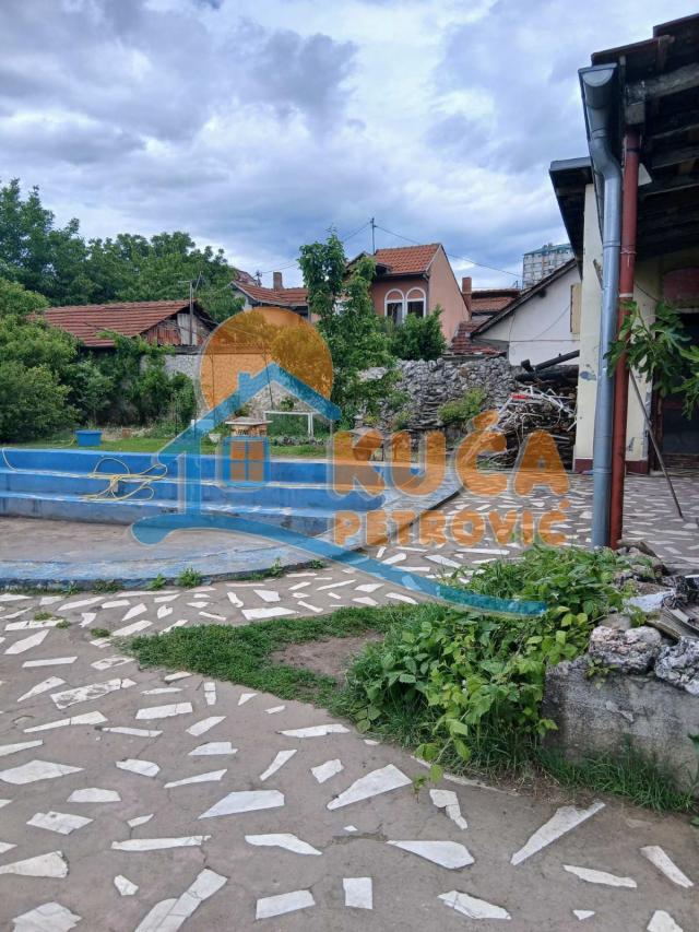 Izdaje se kuća u centru, kod Pravnog fakulteta, 800m2
