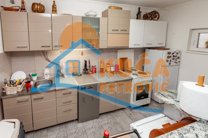 Luksuzna porodična kuća, 290m2, Ledena Stena