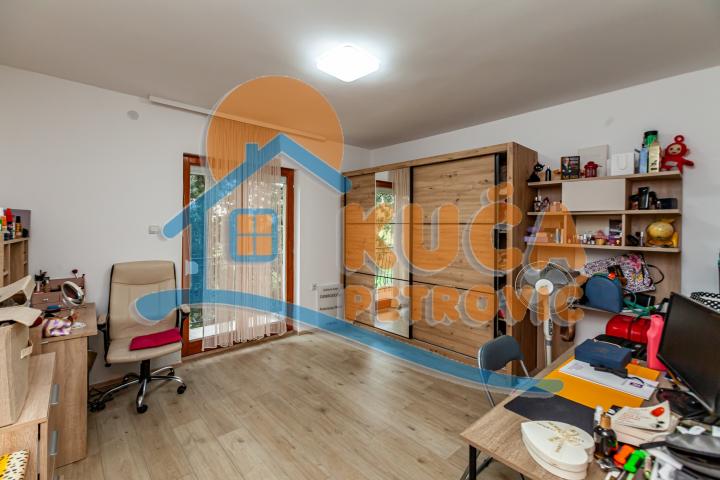 Luksuzna porodična kuća, 290m2, Ledena Stena