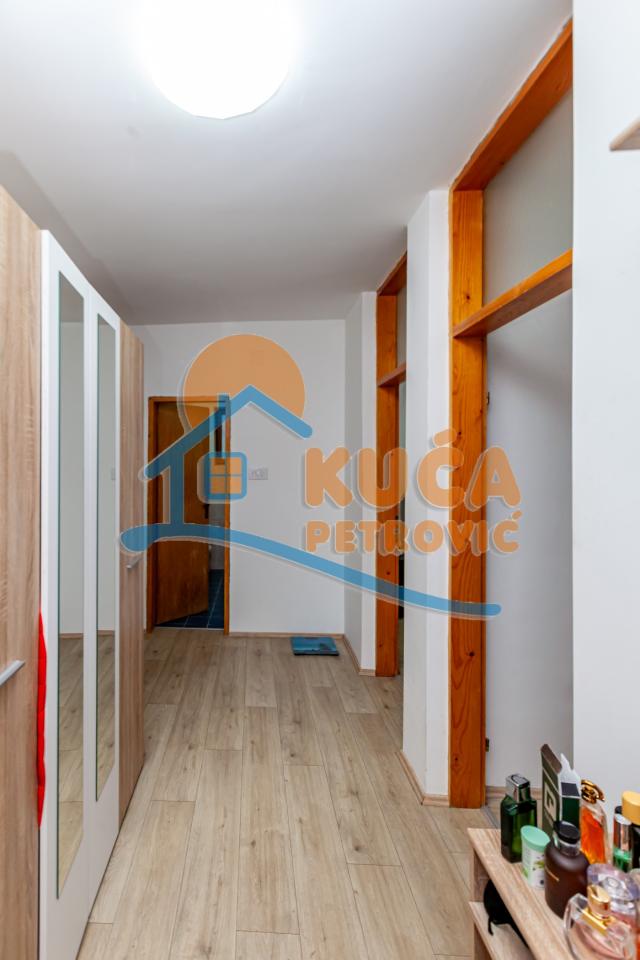 Luksuzna porodična kuća, 290m2, Ledena Stena