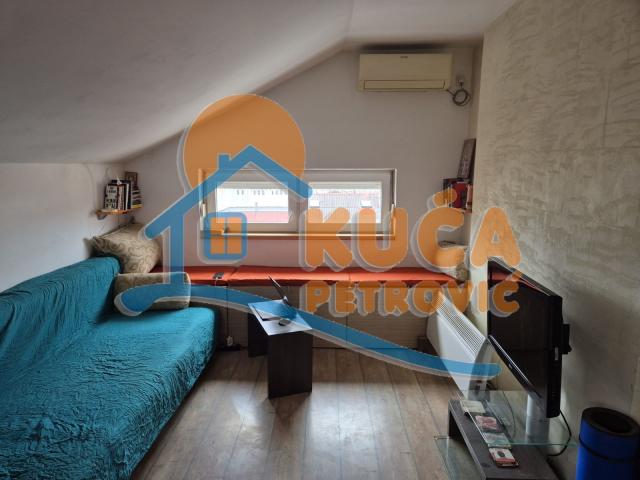 Troiposoban stan 64m2, Crveni Pevac