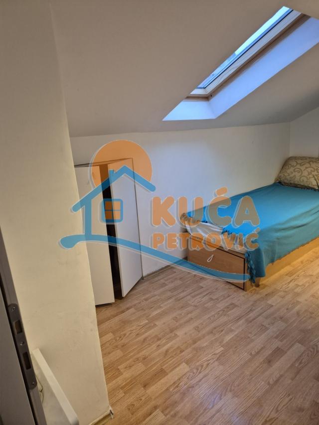 Troiposoban stan 64m2, Crveni Pevac