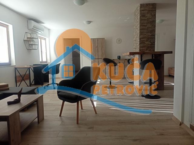Izdaje se odlična kuća na Ledenoj steni, 250m2