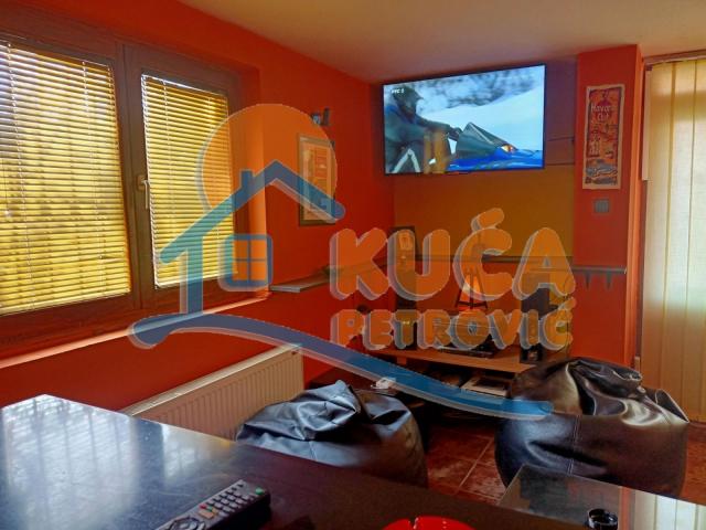 Izdaje se odlična kuća na Ledenoj steni, 250m2