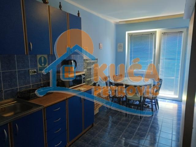 Izdaje se odlična kuća na Ledenoj steni, 250m2