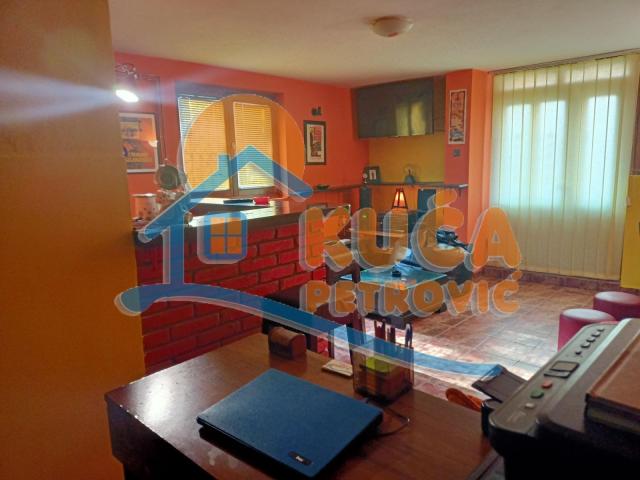 Izdaje se odlična kuća na Ledenoj steni, 250m2