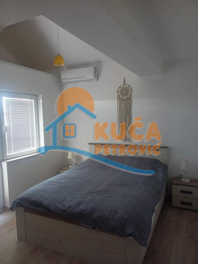 Izdaje se odlična kuća na Ledenoj steni, 250m2