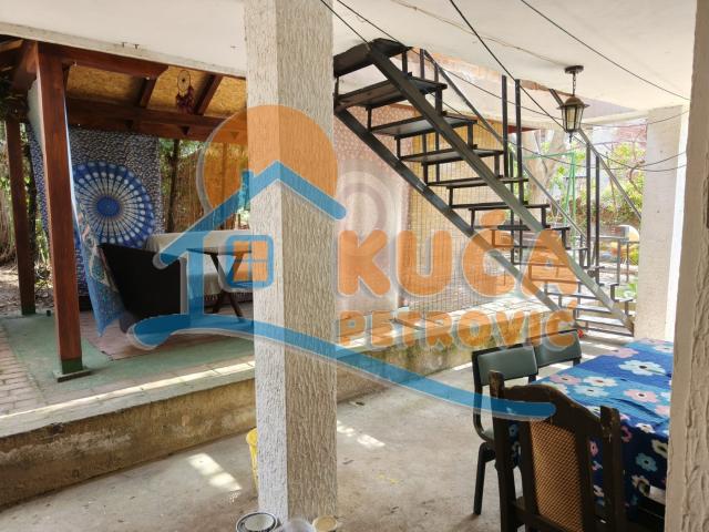 Izdaje se odlična kuća na Ledenoj steni, 250m2