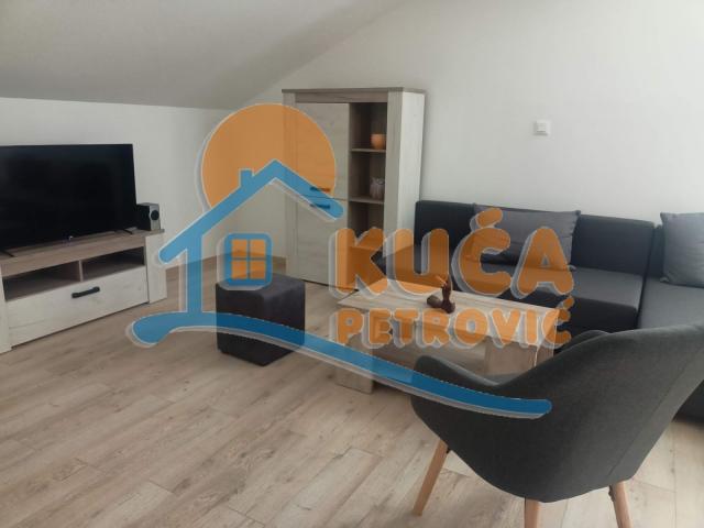Izdaje se odlična kuća na Ledenoj steni, 250m2