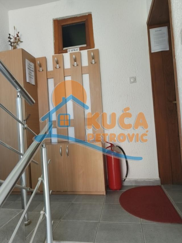 Izdaje se odlična kuća na Ledenoj steni, 250m2