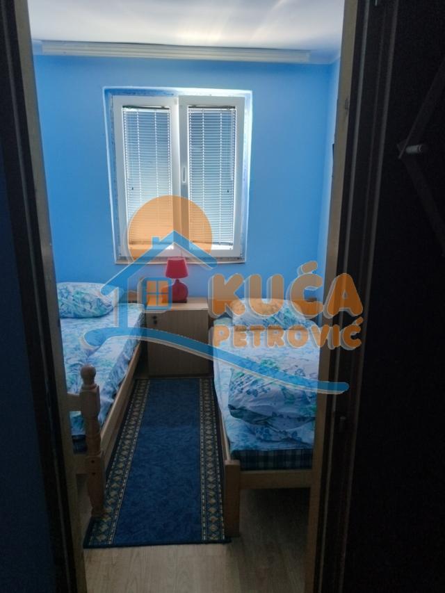 Izdaje se odlična kuća na Ledenoj steni, 250m2