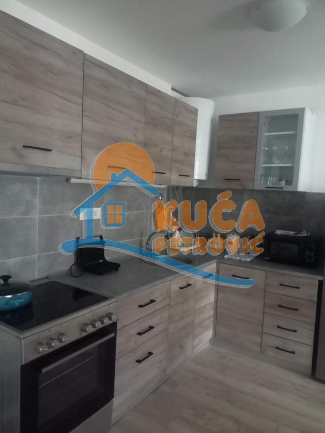Izdaje se odlična kuća na Ledenoj steni, 250m2