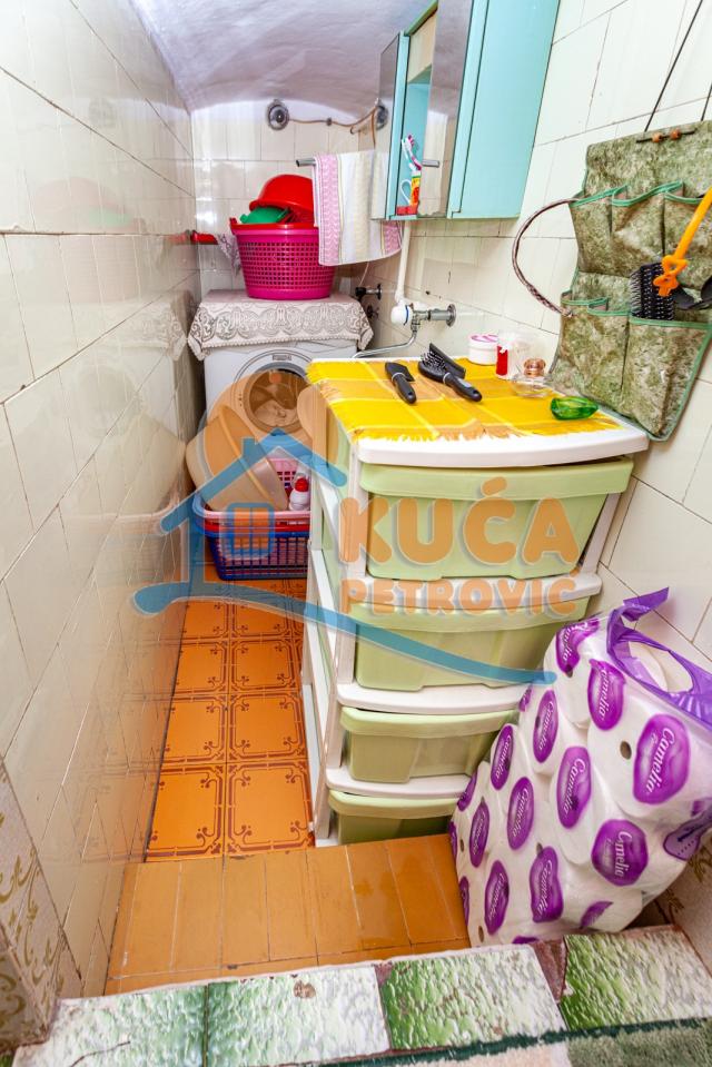 3.0. centar, stan u kući, 80m2