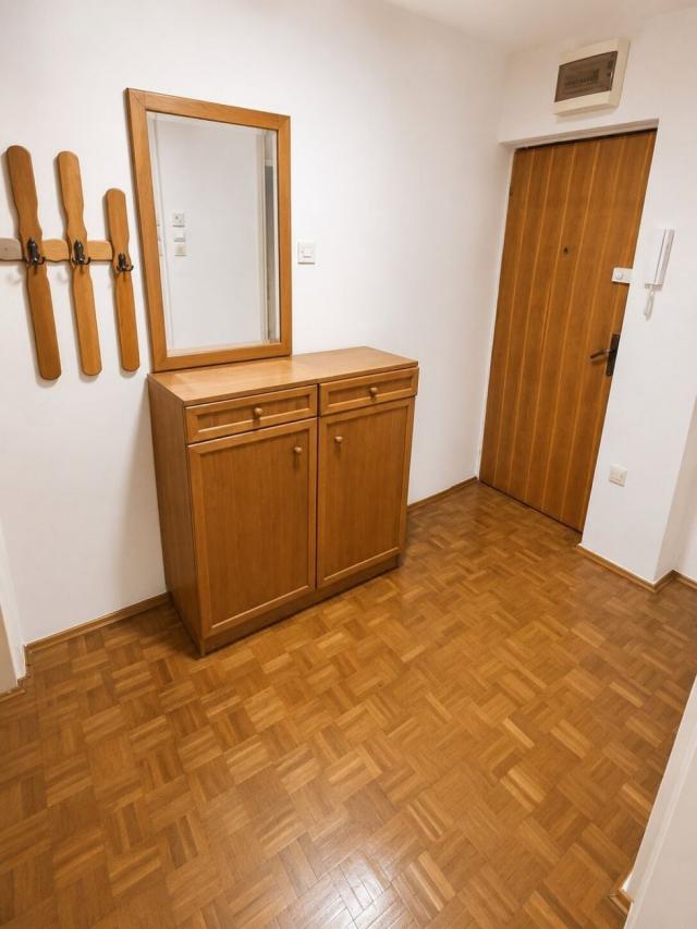 Nije za svakoga , velika terasa i otvoren pogled, odvojena kuhinja, dobra cena, 