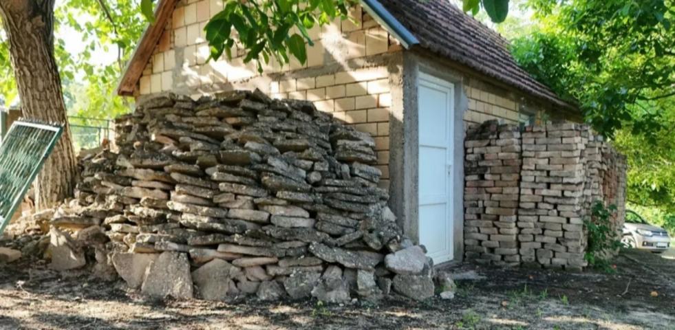 Plac Krcedin, put Janda 7700m2+materijal za izgradnju