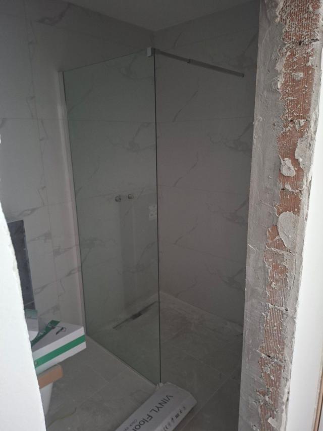 Prodaja novog neuseljavanog jednosobnog stana 56 m² – Lazi, Budva