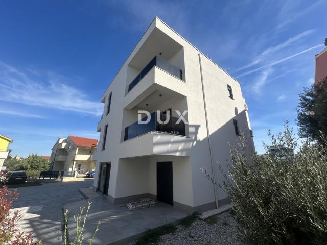 ŠIBENIK, VODICE – Stan u prizemlju sa 121 m² vrta, 2 parkinga, novogradnja