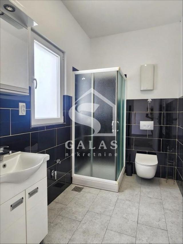 100m2 kuća + 60m2 magacin + dvorište
