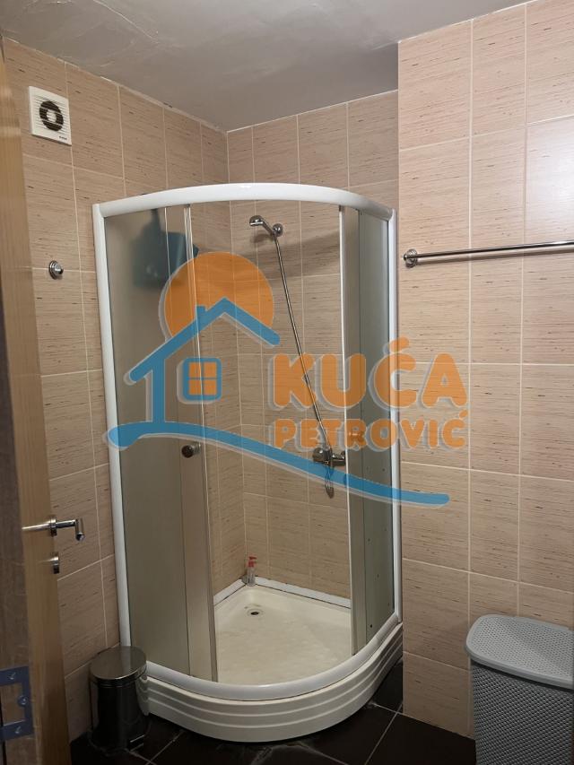 Izdaje se lux stan u blizini keja!